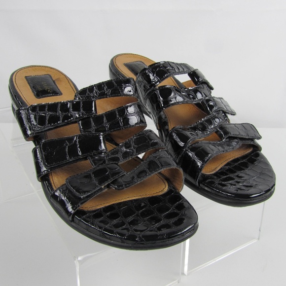 clarks black patent flip flops